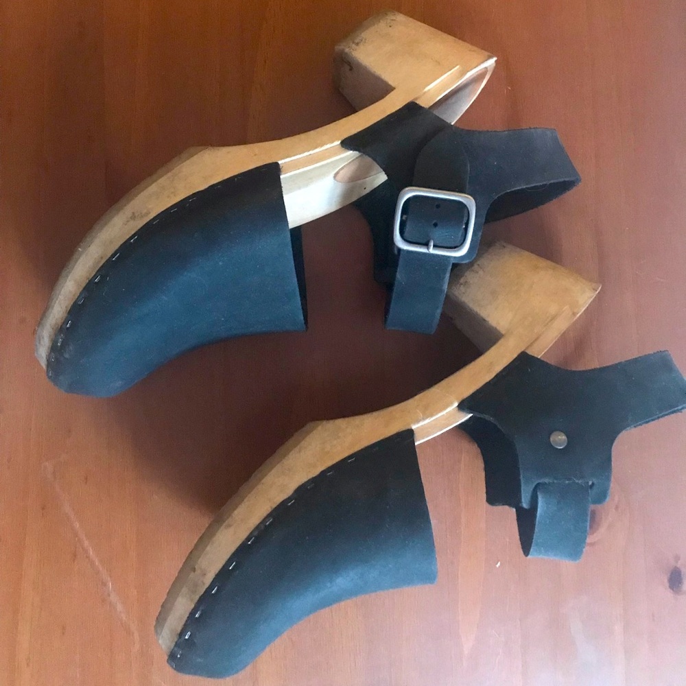 Bryr Emma Closed Toe Clogs